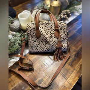 Universal thread cheetah print hand bag